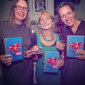 Jacqueline Smit (uitgever Orlando), Marianne Meijerink en Aaf Brandt Corstius op de boekpresentatie van Het buurtsuperkookboek
